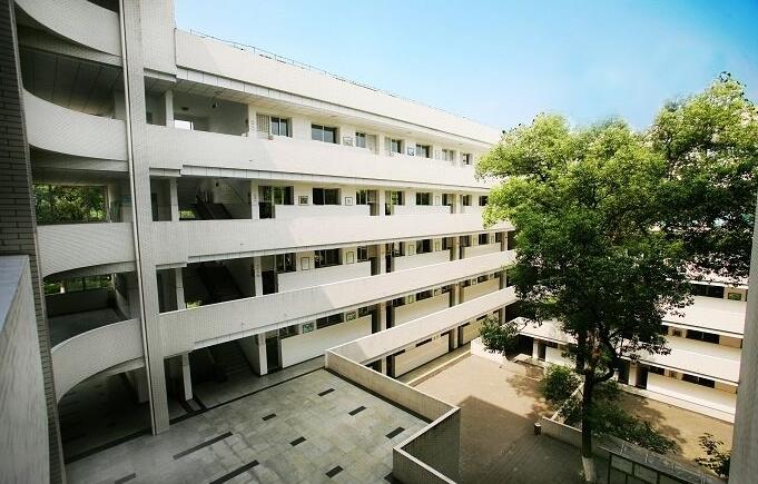 綦江縣楊地灣學(xué)?！赋踔胁俊?></a></div>
            <dl>
              <dt><a href=