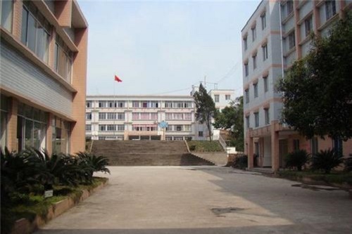 六盤水市人文科技職業(yè)技術(shù)學校2021年報名條件是什么