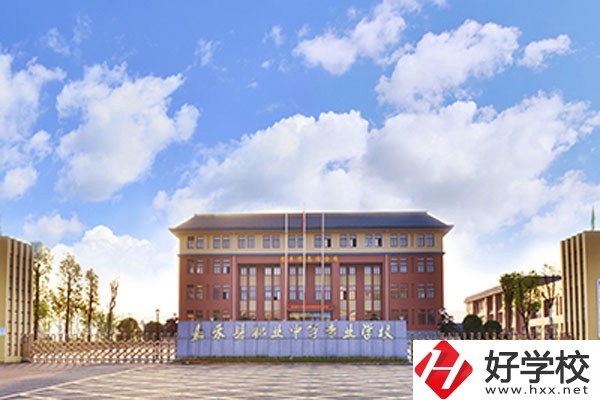 想在郴州市嘉禾縣中專職校讀書，選什么專業(yè)比較好？