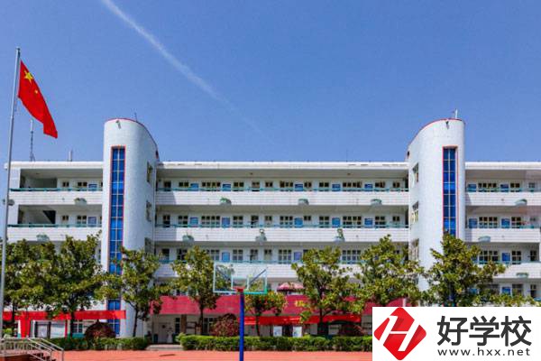 株洲軌道交通職業(yè)技術(shù)學(xué)校是公辦還是民辦？環(huán)境如何？