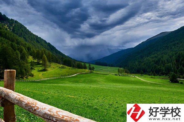 瀘溪縣第一職業(yè)中學(xué)管理規(guī)范嗎？
