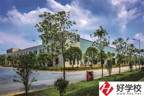 邵陽紡織技工學(xué)校的地址在哪？到校有什么必帶物品？