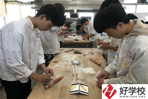 懷化中專學費是多少？有什么資助政策？