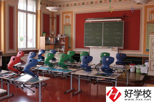 岳陽職業(yè)技術(shù)學(xué)院環(huán)境怎么樣？是民辦的嗎？