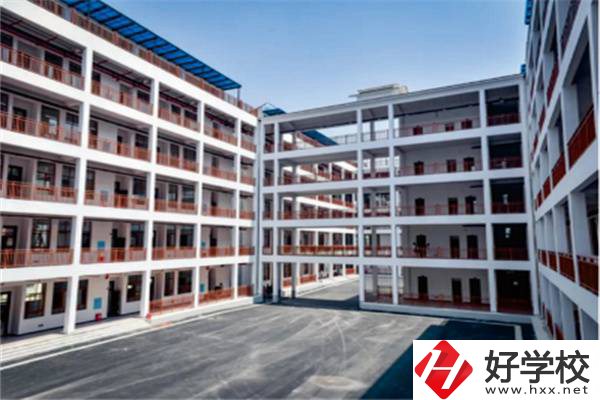懷化中專學(xué)汽修一年要花多少錢？有哪些中?？梢酝扑]？