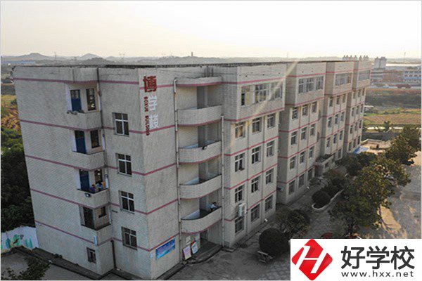湘潭有開設(shè)航空服務(wù)專業(yè)的中職學(xué)校嗎？學(xué)費(fèi)是多少？