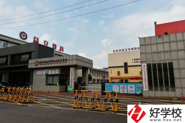 想報(bào)旅游服務(wù)與管理專業(yè)，推薦湖南的這所中職學(xué)校！