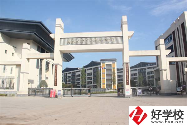 懷化市新晃縣職業(yè)中專的管理怎么樣？嚴(yán)格嗎？