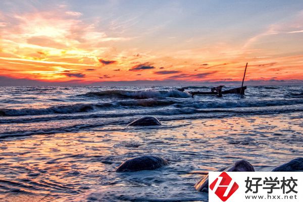 如何報名湖南護(hù)理學(xué)校？學(xué)費(fèi)是多少？