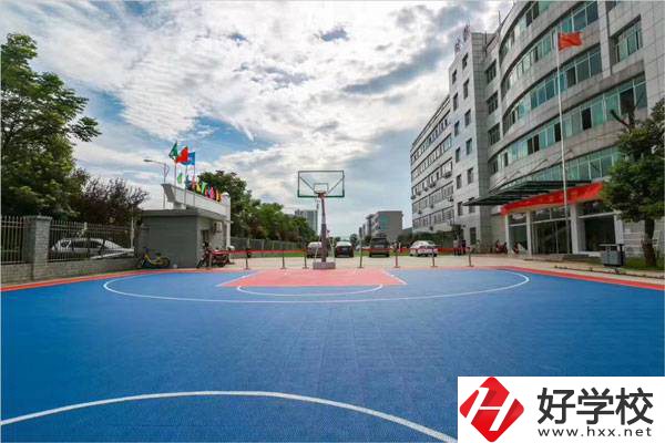 湘潭財經(jīng)職業(yè)技術(shù)學(xué)校是公辦的嗎？有什么特色？