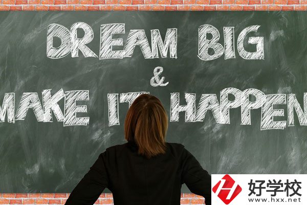 長(zhǎng)沙鐵航職業(yè)中等技術(shù)學(xué)校有哪些專業(yè)？學(xué)費(fèi)貴不貴？
