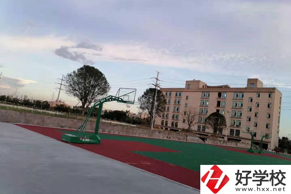 湘潭計(jì)算機(jī)技術(shù)學(xué)校是技校嗎？有什么專業(yè)？