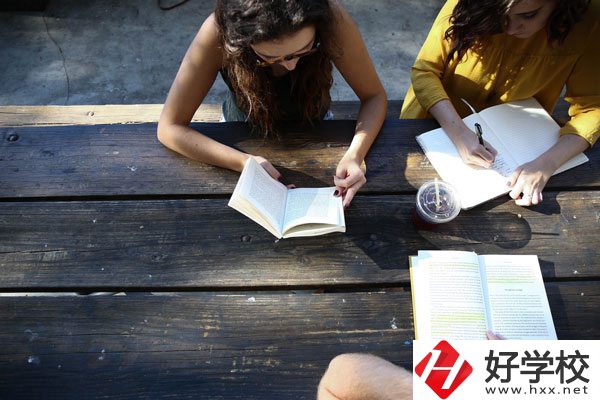 在懷化有什么職?？梢詫W(xué)習(xí)幼師？好不好？