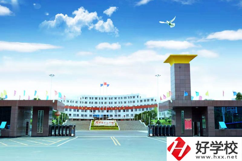 隆回縣職業(yè)中等專業(yè)學(xué)校大門(mén)
