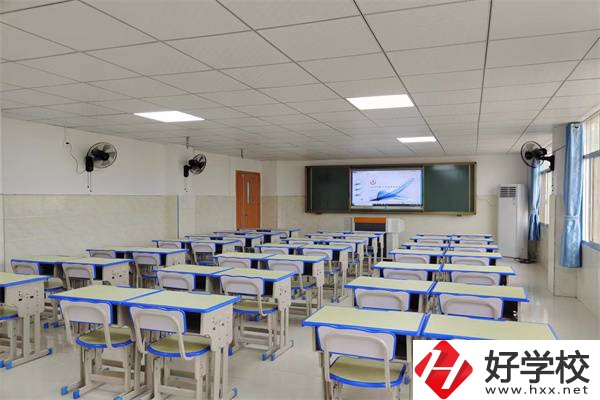 九嶷工業(yè)學(xué)校是私立的嗎？學(xué)費(fèi)要多少一年？