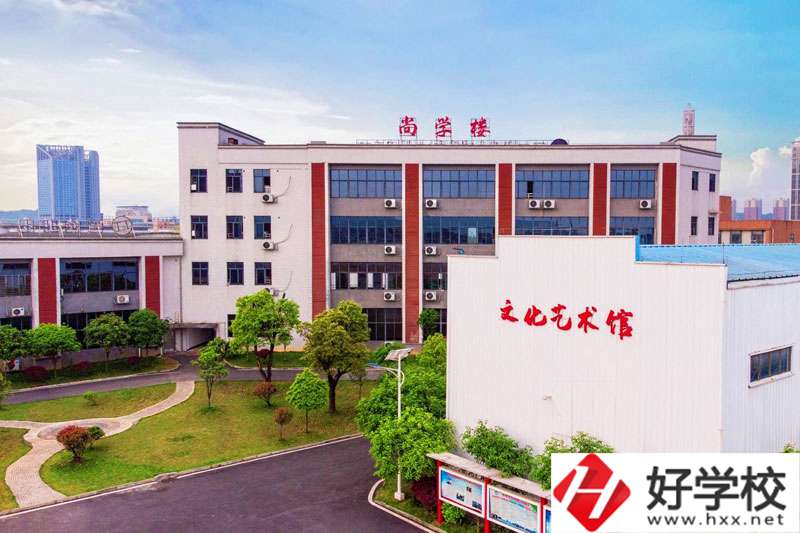 榮豐中等職業(yè)技術(shù)學(xué)校設(shè)施完善嗎？宿舍環(huán)境怎么樣？