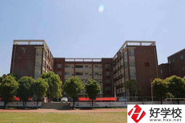 岳陽(yáng)市高級(jí)技工學(xué)校大門(mén)