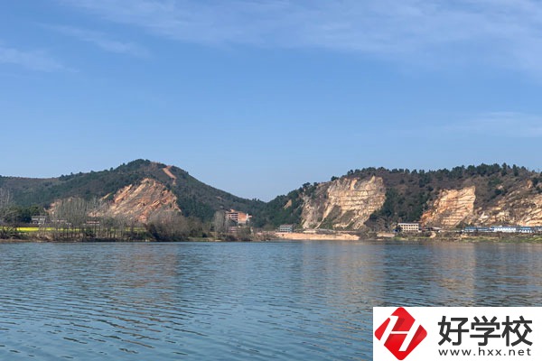 想當(dāng)廚師該選張家界哪所技工學(xué)校？