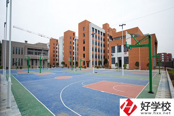 鳳凰縣職業(yè)中專學(xué)校操場(chǎng)