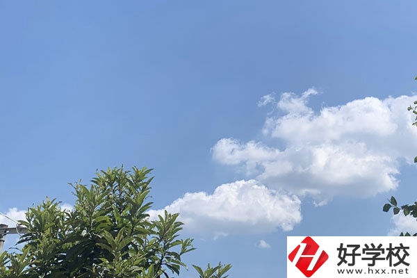 永州湘南職業(yè)技術(shù)學(xué)校環(huán)境以及食堂環(huán)境怎么樣？