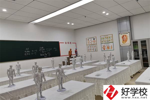 婁底衛(wèi)校招初中生嗎？學(xué)費(fèi)貴嗎？