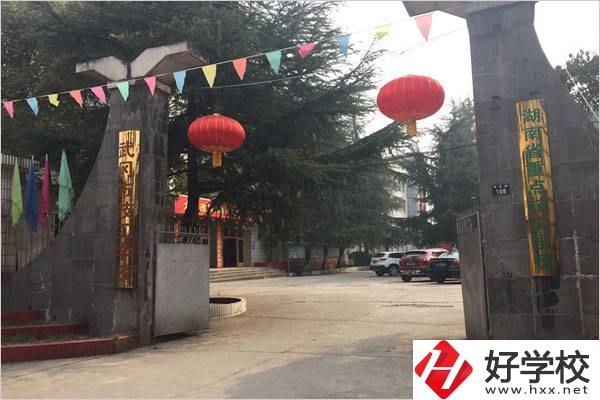 武岡技工學(xué)校怎么樣？學(xué)費(fèi)要多少？