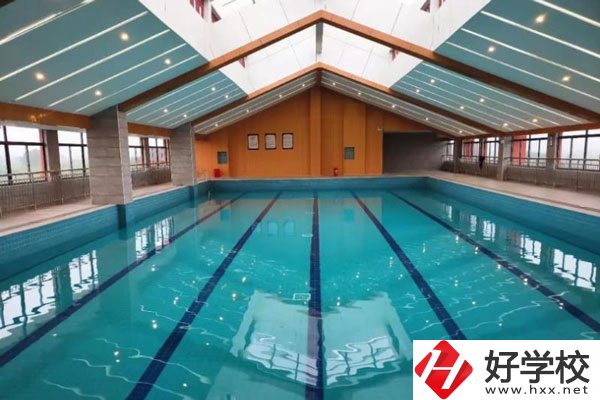 湖南懷化商業(yè)學校是中專嗎？學校環(huán)境好不好？