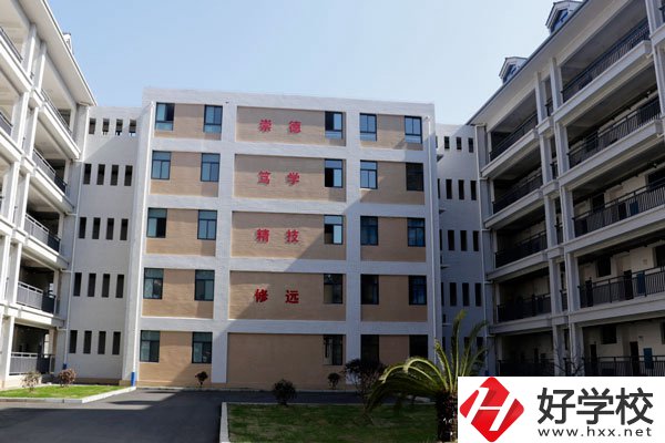 保靖縣中等職業(yè)技術(shù)學校開設(shè)了哪些特色專業(yè)？