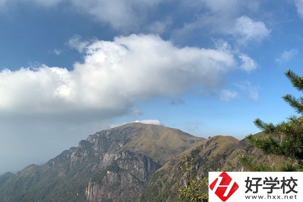 衡陽(yáng)信息網(wǎng)絡(luò)工程學(xué)校宿舍以及食堂環(huán)境怎么樣？