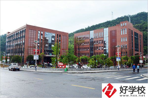 安化縣職業(yè)中專學校資助體系怎么樣？學校建設怎么樣？