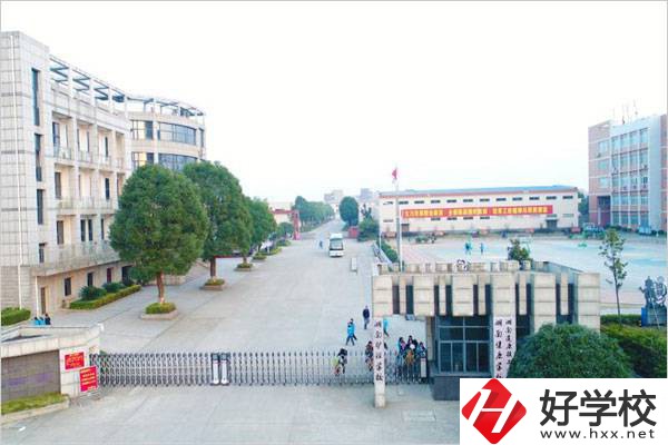 長沙哪個技?？梢詫W服裝設計與制作專業(yè)？