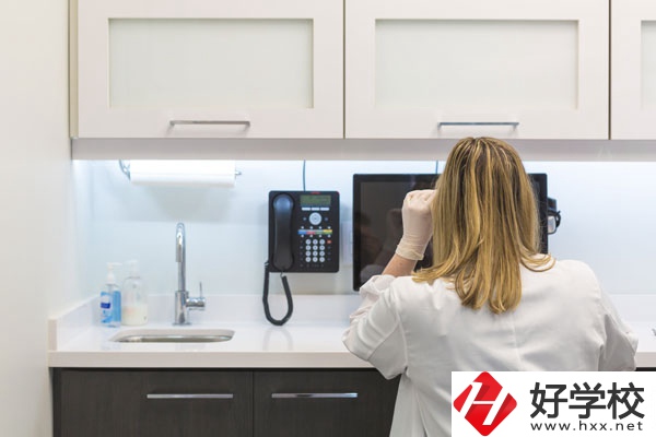 女生在衡陽(yáng)讀衛(wèi)校怎么樣？有前途嗎？