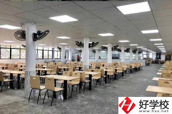 長(zhǎng)沙市湘華中等職業(yè)學(xué)校收費(fèi)標(biāo)準(zhǔn)怎么樣？