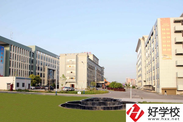 婁底技師學(xué)院有哪些特色專業(yè)？設(shè)施如何？