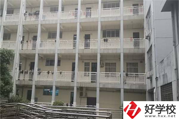 張家界有國家重點(diǎn)的中專學(xué)校嗎？學(xué)費(fèi)要多少？