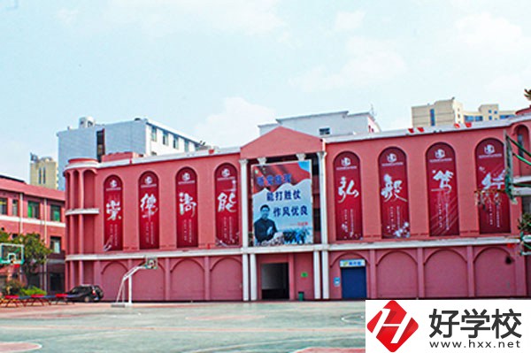 長沙環(huán)球職業(yè)中專學?；@球場