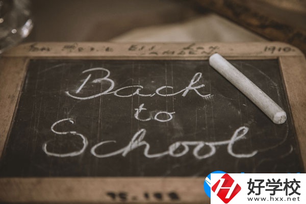 湘潭交通職業(yè)學(xué)校學(xué)費貴不貴，宿舍怎么樣？