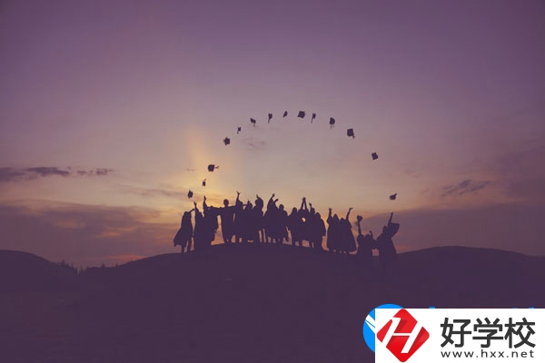 湘潭交通職業(yè)學(xué)校學(xué)費(fèi)貴不貴，宿舍怎么樣？