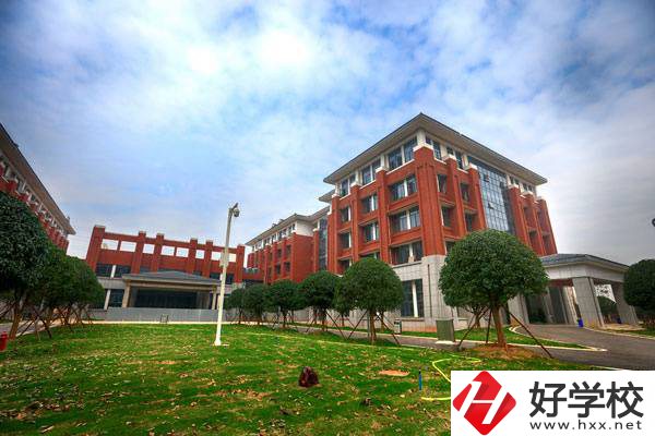 湖南初升高選中專還是五年制大專？有什么學(xué)校能推薦？