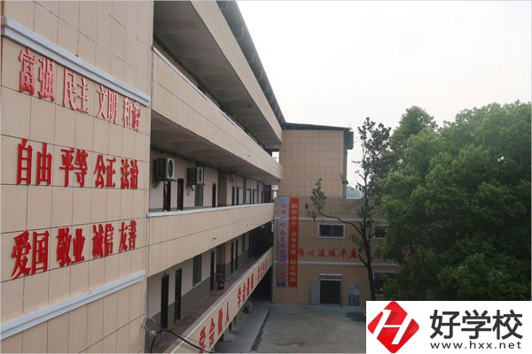 邵陽(yáng)市創(chuàng)新職業(yè)技術(shù)學(xué)校的計(jì)算機(jī)平面設(shè)計(jì)專業(yè)特色如何？