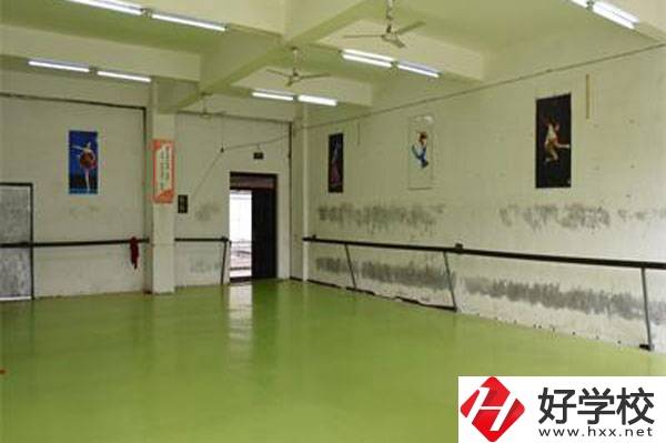 張家界旅游學(xué)校開設(shè)了哪些熱門專業(yè)？