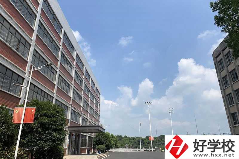 益陽機(jī)械工業(yè)職業(yè)學(xué)校有些什么專業(yè)？就業(yè)優(yōu)勢如何？