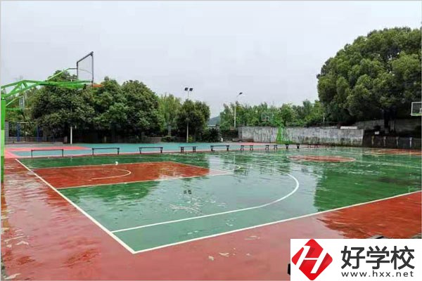 岳陽(yáng)市網(wǎng)絡(luò)工程職業(yè)技術(shù)學(xué)校好不好？學(xué)校環(huán)境怎么樣？