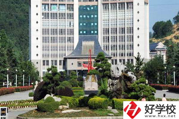 湘西州經(jīng)濟貿(mào)易學校是民辦還是公辦的？學校設施如何？