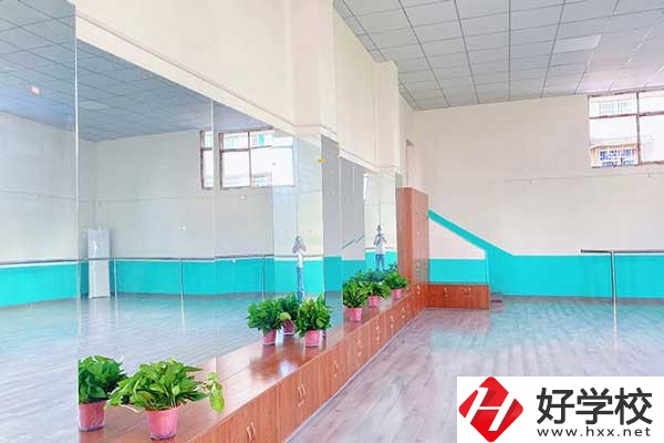 婁底市藝術(shù)職業(yè)學(xué)院有哪些專業(yè)？學(xué)費(fèi)是多少？