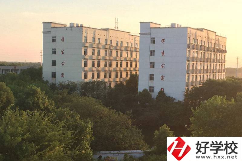湘潭科旺電腦職業(yè)中專的設(shè)施和管理怎么樣？