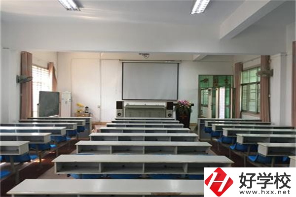 株洲市德才職業(yè)技術(shù)學(xué)校是公辦還是民辦？學(xué)費(fèi)是多少？