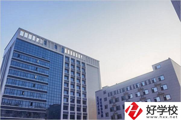 湖南辦學(xué)條件好的民辦技校有哪些？學(xué)費(fèi)多少錢(qián)一年？