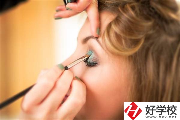 在湖南女生讀技校學(xué)什么專業(yè)最吃香？就業(yè)前景怎么樣？