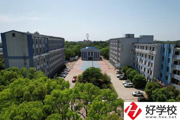 湘潭有可以學(xué)高鐵乘務(wù)的中專嗎？就業(yè)薪資高嗎？